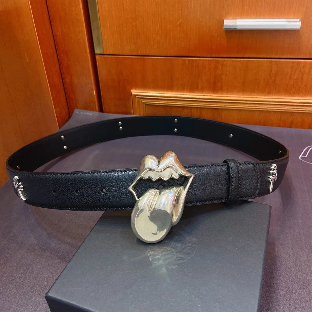 💰680💰Full package💰 💍purchase grade pure copper silver plated 925 fidelity version 𝐂𝐡𝐫𝐨𝐦𝐞𝐇𝐞𝐚𝐫𝐭𝐬 Crow heart detachable style The Big Tongue's pure copper silver-plated 925 hardware has an old and rough style. During production, the black color after oxidation of 925 silver is deliberately retained, and then polished to form a shiny silver surface with soft gray and black shadows. The layering is very obvious. The belt is made of imported waxed leather with pure copper silver-plated 925 multi-element small hardware that combines rock punk, goth, street hip-hop and other elements. Its design style is unique and full of mystery and luxury.  Width 3.8cm.